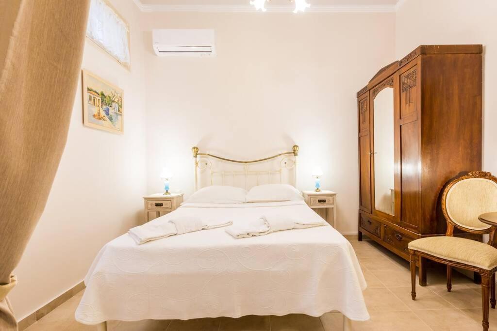 Neoclassical Apartment With 2 Bedrooms In Piraeus Luaran gambar